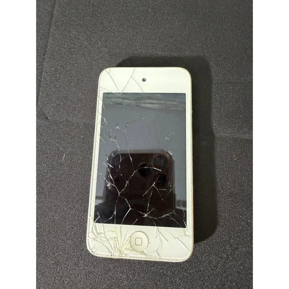 Apple iPod Touch 4th Gen 8GB White Fair Cracked Screen A1367 For Parts